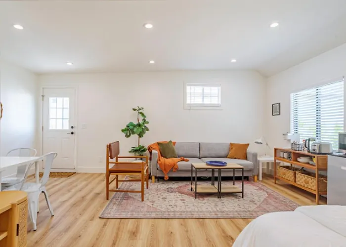 Cute Guest Studio Near Universal Studios Sleeps 4