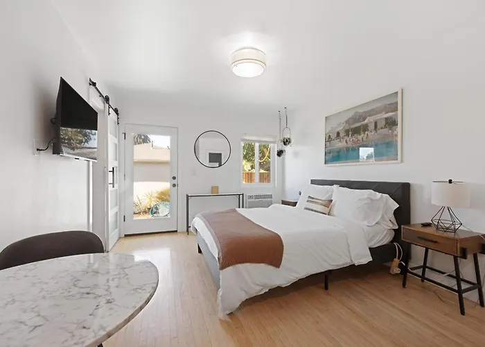 Sunny Studio Near Culver City