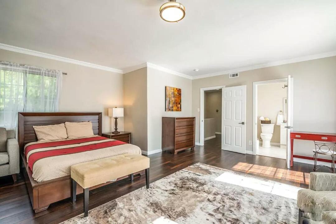 Stylish Hollywood Hills With Million Dollar Views Waiting For You! Holiday home *