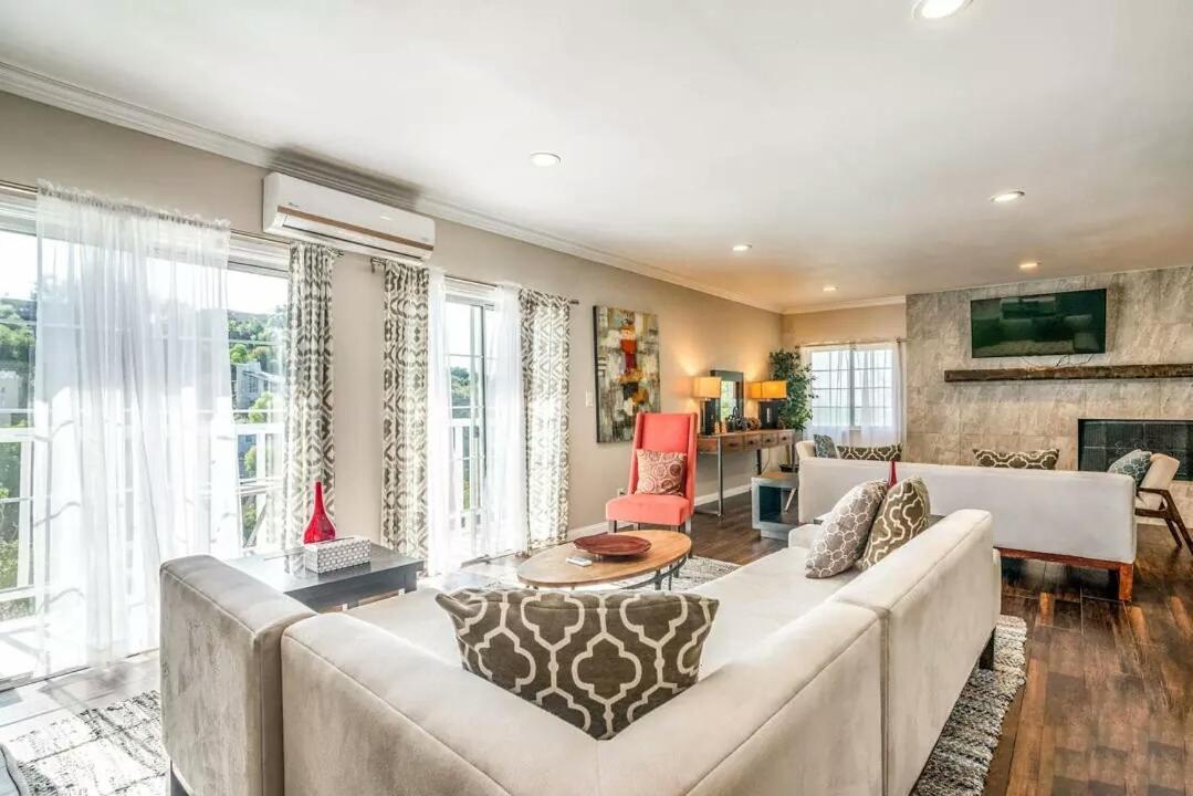 Stylish Hollywood Hills With Million Dollar Views Waiting For You! Holiday home