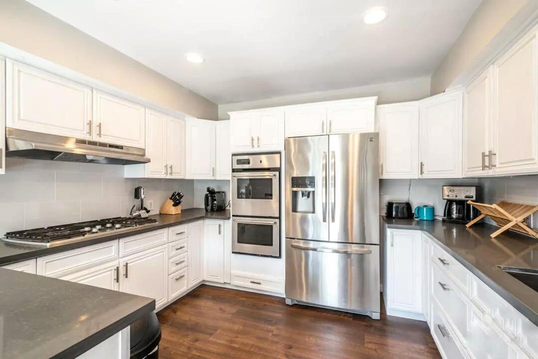 Stylish Hollywood Hills With Million Dollar Views Waiting For You! Holiday home
