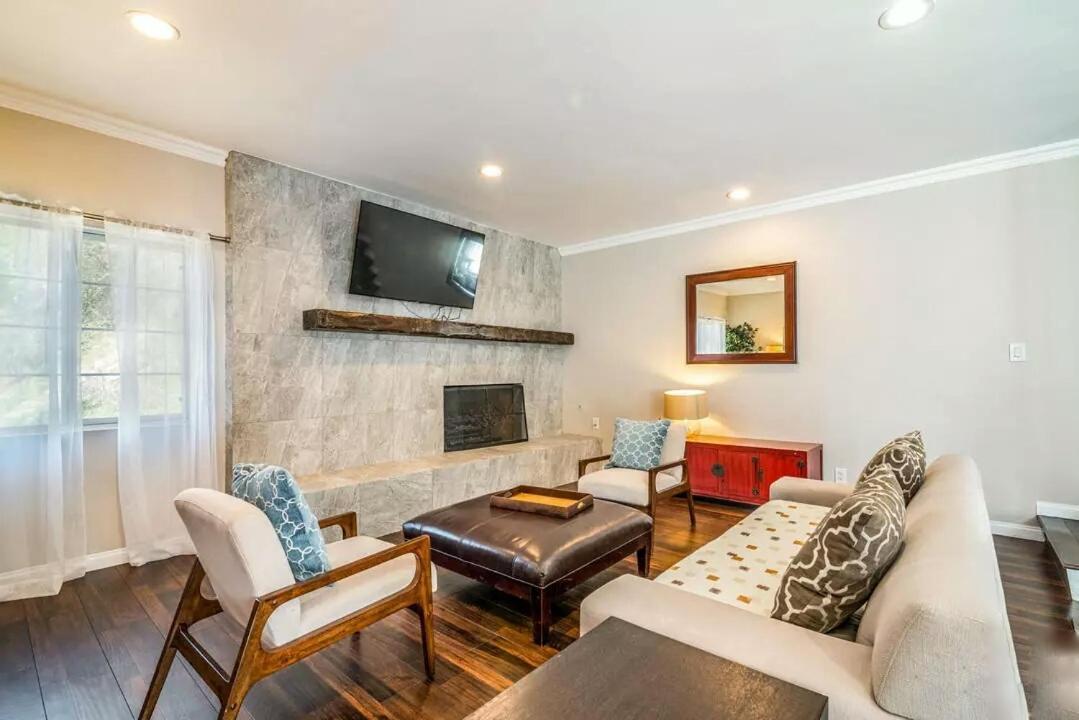 Stylish Hollywood Hills With Million Dollar Views Waiting For You! * Los Angeles