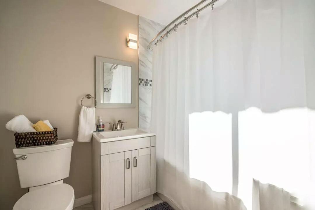 Stylish Hollywood Hills With Million Dollar Views Waiting For You!