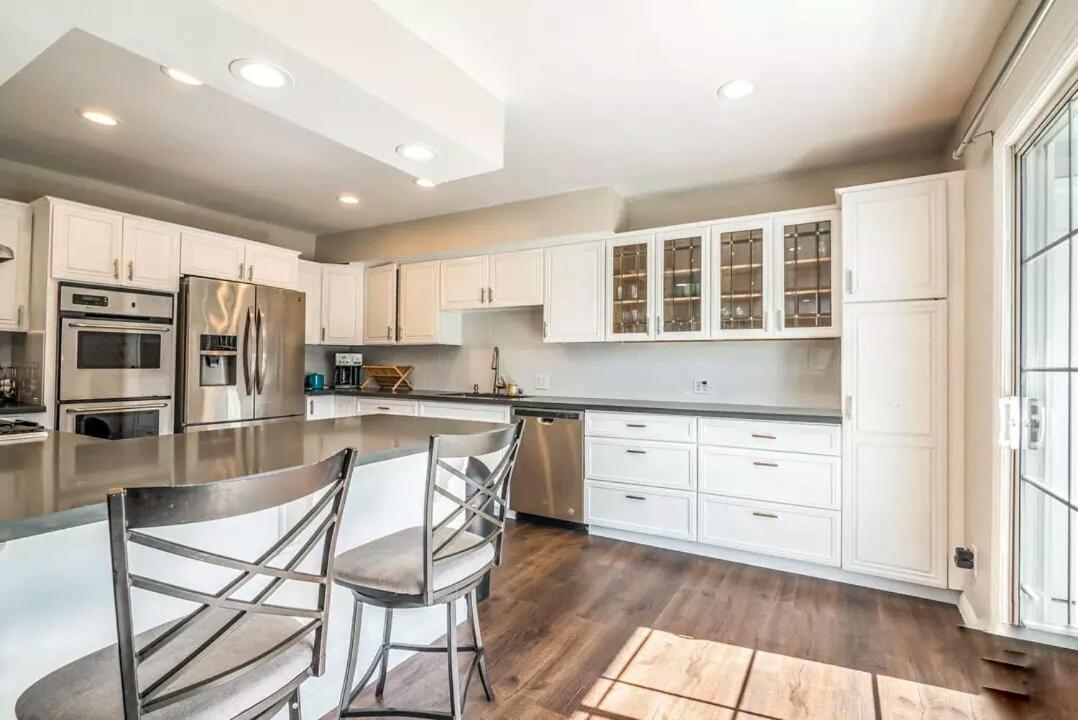 Stylish Hollywood Hills With Million Dollar Views Waiting For You! Los Angeles