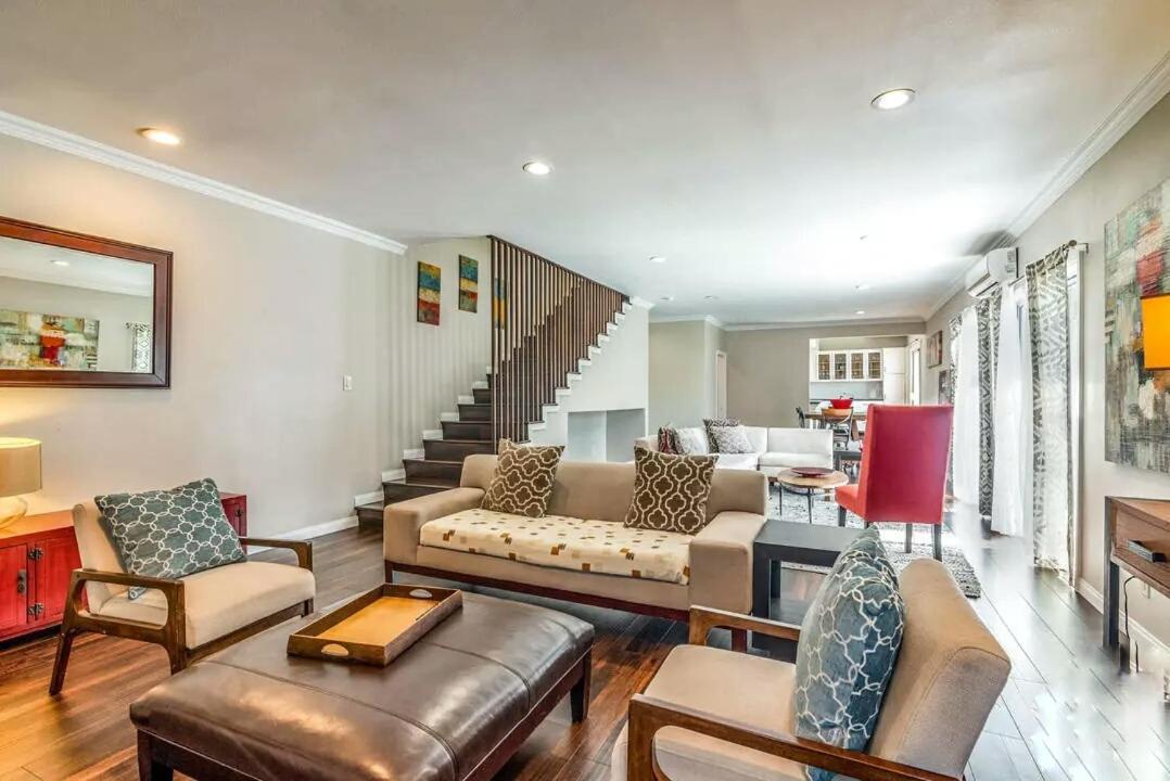 Stylish Hollywood Hills With Million Dollar Views Waiting For You! Holiday home *