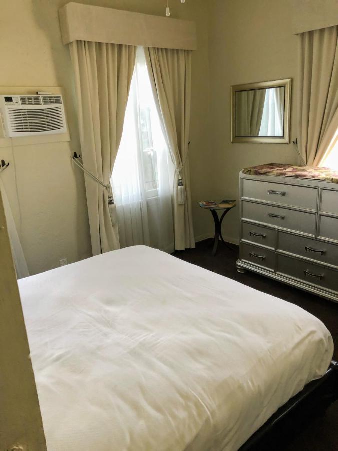 Luxury Furnished Apartment- Beverly Hills Adjacent, Lic 02984 Apartment
