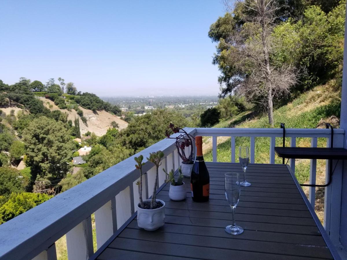 Stylish Hollywood Hills With Million Dollar Views Waiting For You! Holiday home Los Angeles