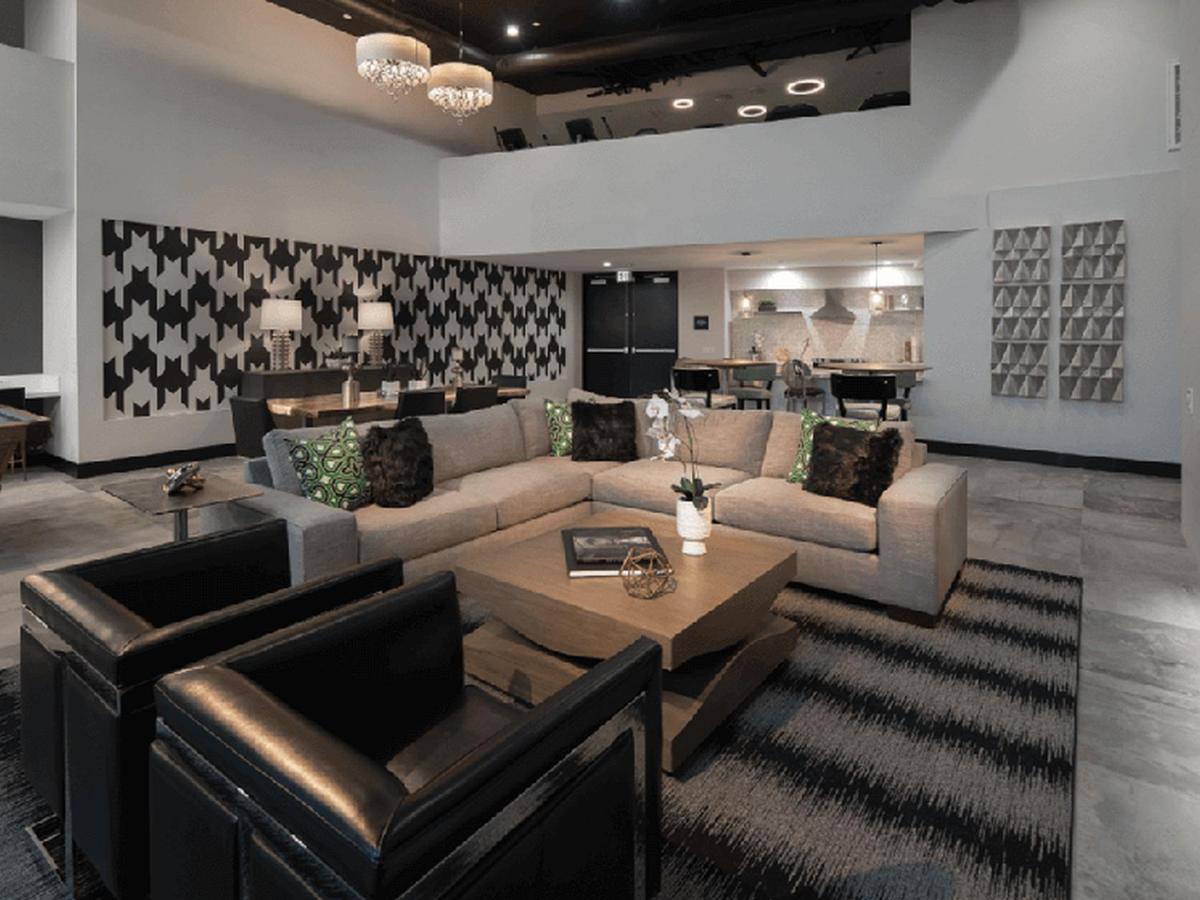 One Lux At The Mansfield Miracle Mile * Los Angeles
