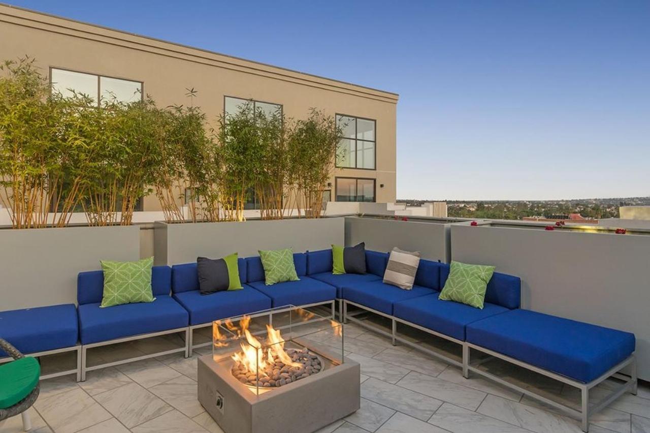 One Lux At The Mansfield Miracle Mile * Los Angeles