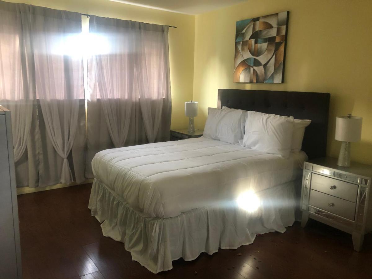 6 Bedrooms 3 Bathrooms Pool Holiday home Los Angeles