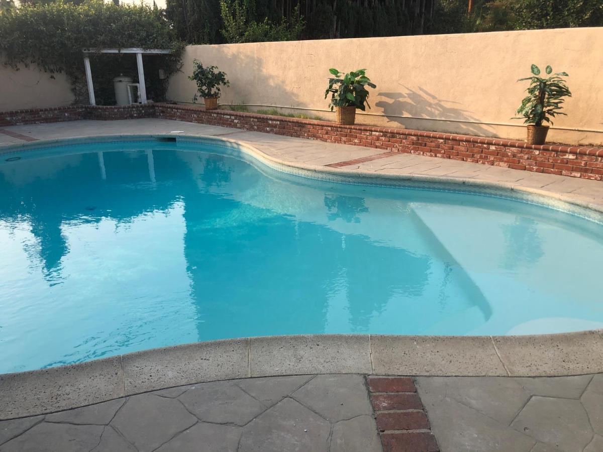 6 Bedrooms 3 Bathrooms Pool Holiday home *