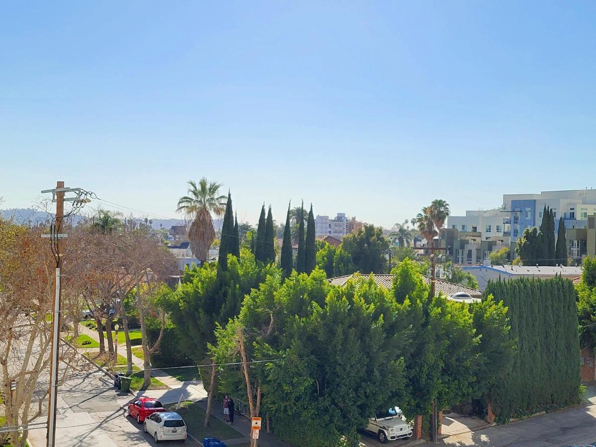 One Lux At The Mansfield Miracle Mile * Los Angeles