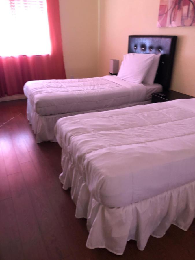 6 Bedrooms 3 Bathrooms Pool Holiday home *