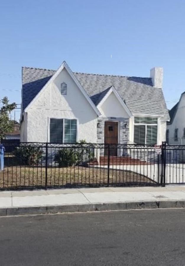 Gated Contemporary 3 Bedroom - 2 Bathroom In South Parking Holiday home Los Angeles