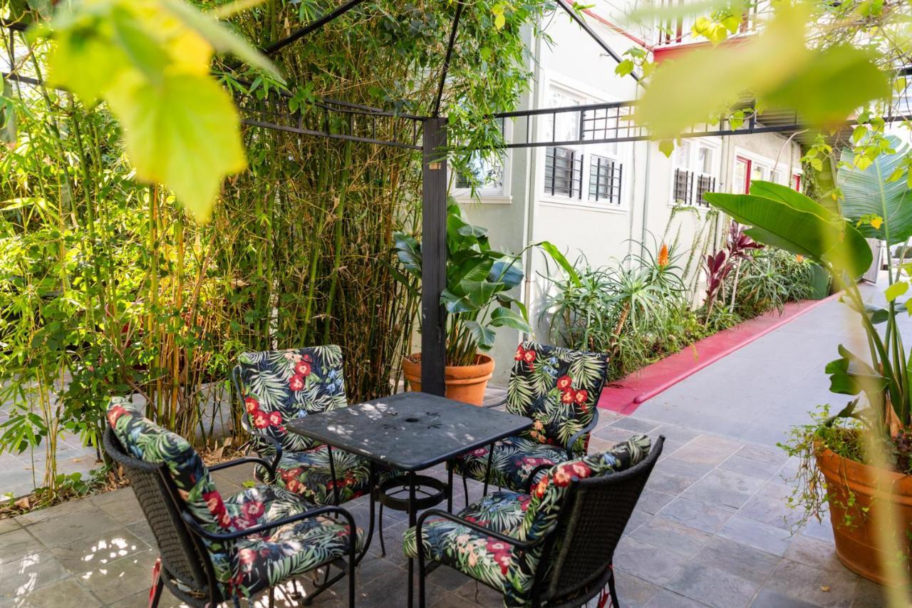 Hollywood Hills Suites