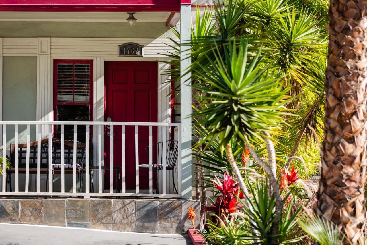 Hollywood Hills Suites *