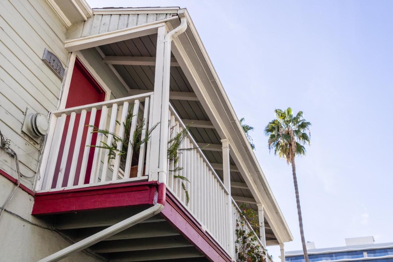 Hollywood Hills Suites *