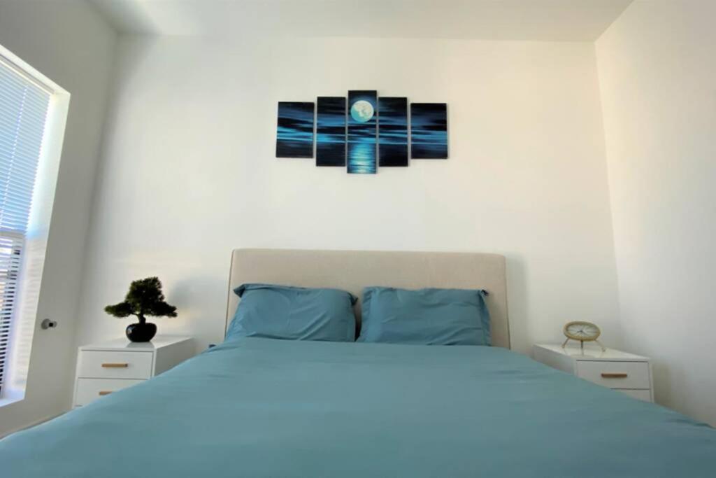 3bd/3ba Modern Hollywood Townhouse With Private Rooftop Holiday home Los Angeles