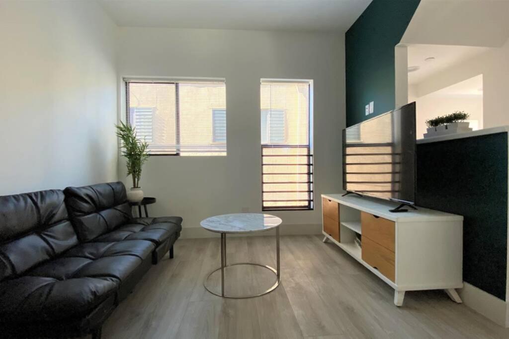 3bd/3ba Modern Hollywood Townhouse With Private Rooftop *