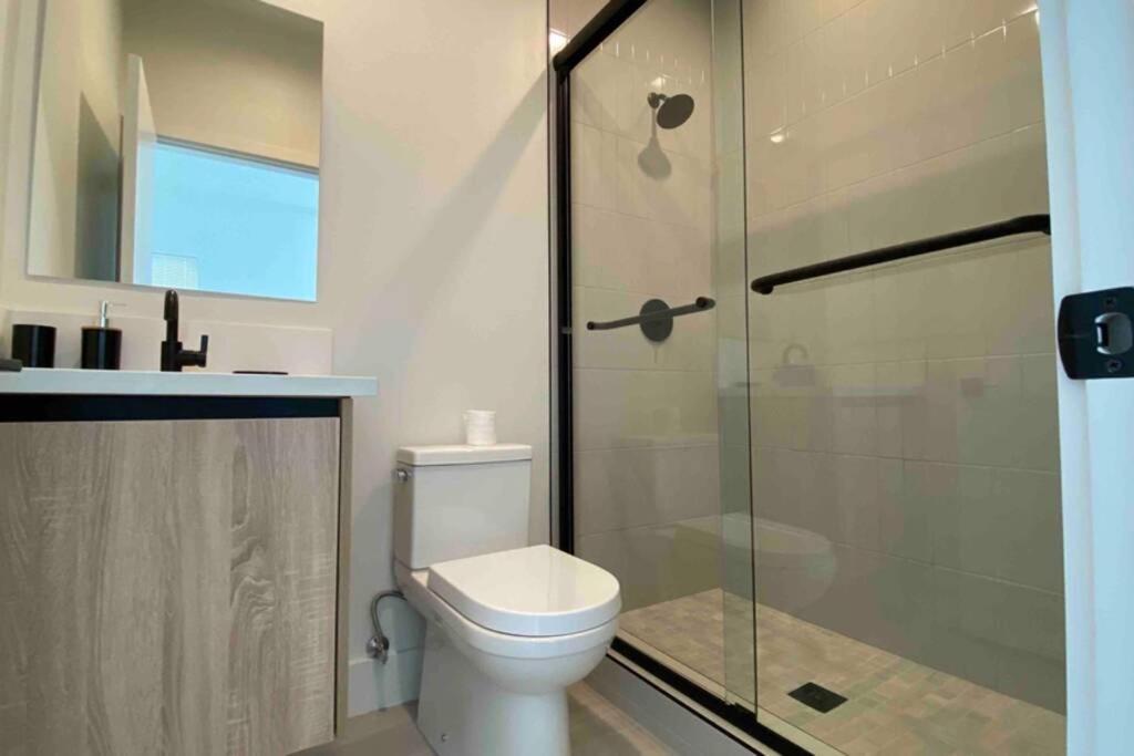 3bd/3ba Modern Hollywood Townhouse With Private Rooftop Los Angeles