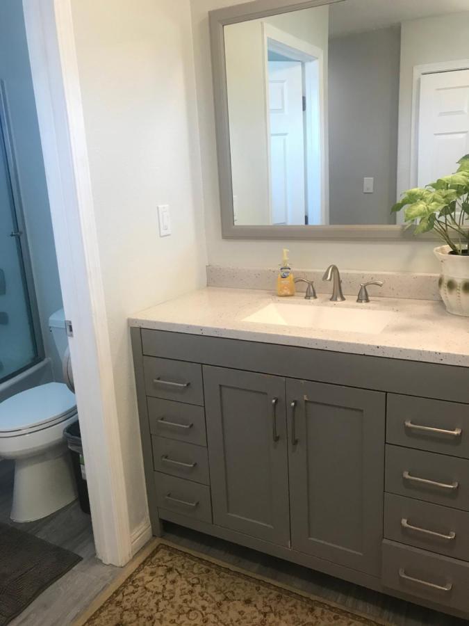 Private La Bedroom W Private Half-bathroom - Ac - Wifi - Private Fridge -smart Tv Los Angeles