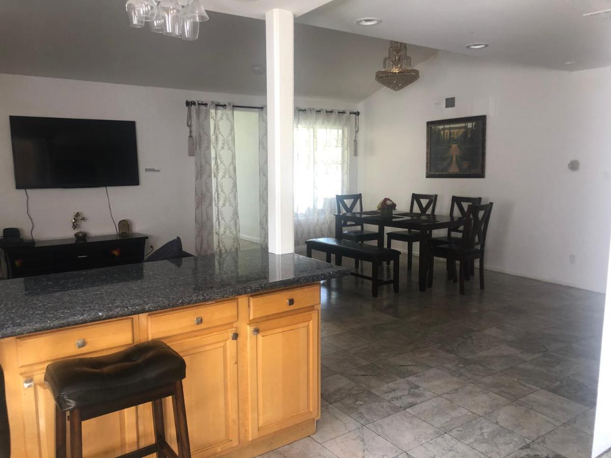 6 Bedrooms 3 Bathrooms Pool Holiday home Los Angeles
