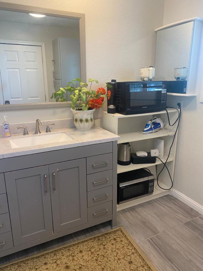 Hospedagem domiciliar Private In Angeles With Ac, Wifi, Smart Tv, Work Desk Near Sofi Stadium