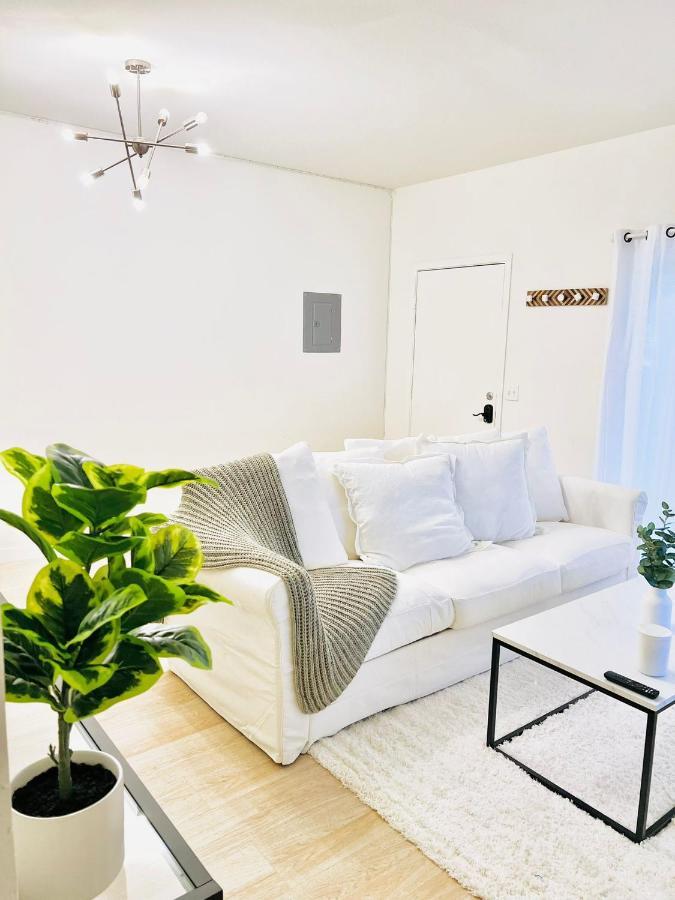 Lovely 2-story 2-bedroom Unit With Free Secure Parking Los Angeles