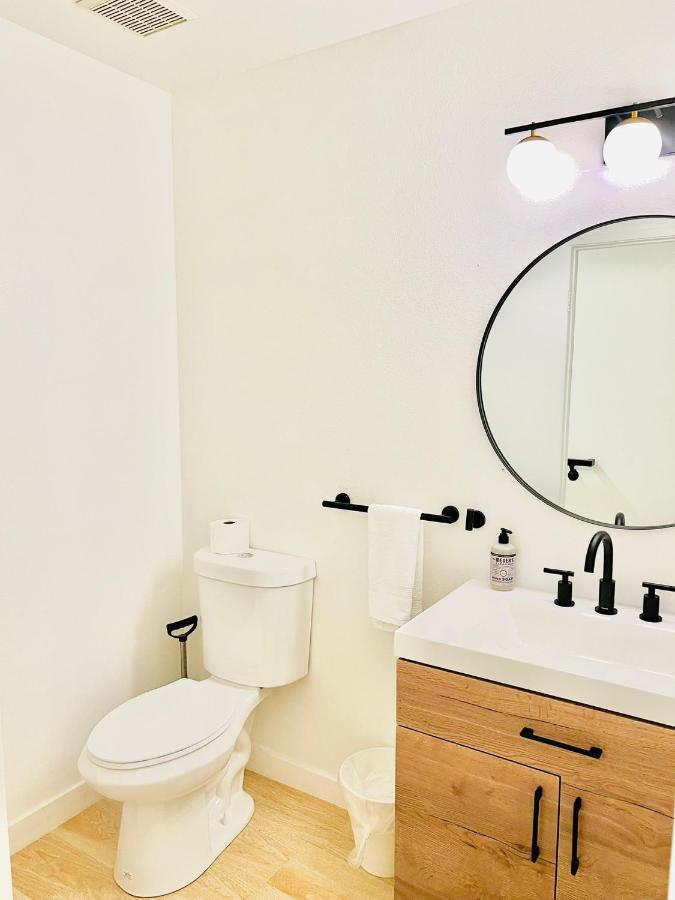 Lovely 2-story 2-bedroom Unit With Free Secure Parking * Los Angeles