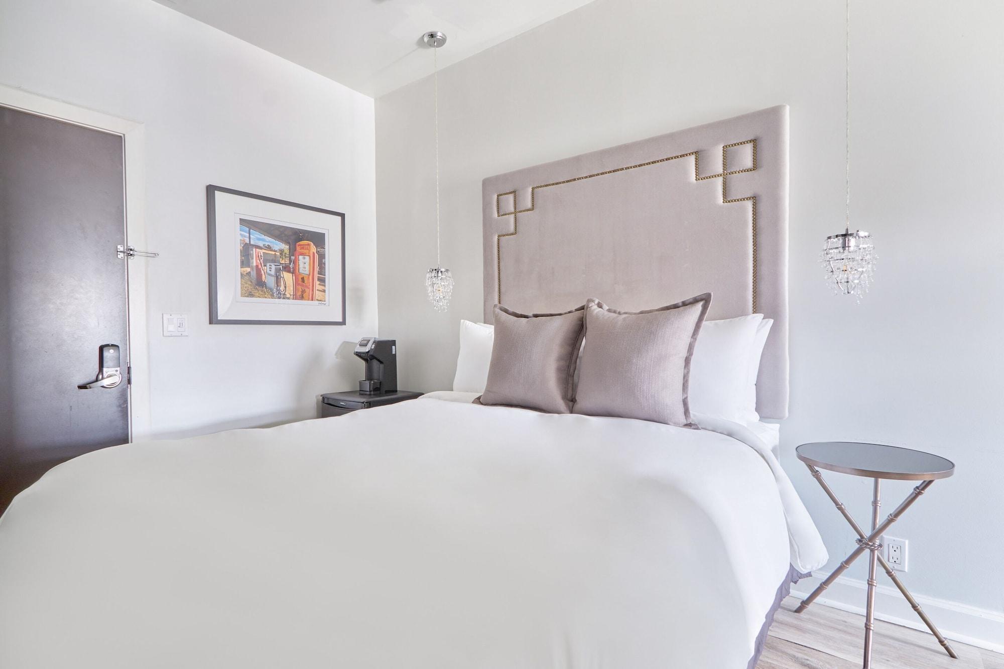 The Crescent Hotel Beverly Hills, Sonder