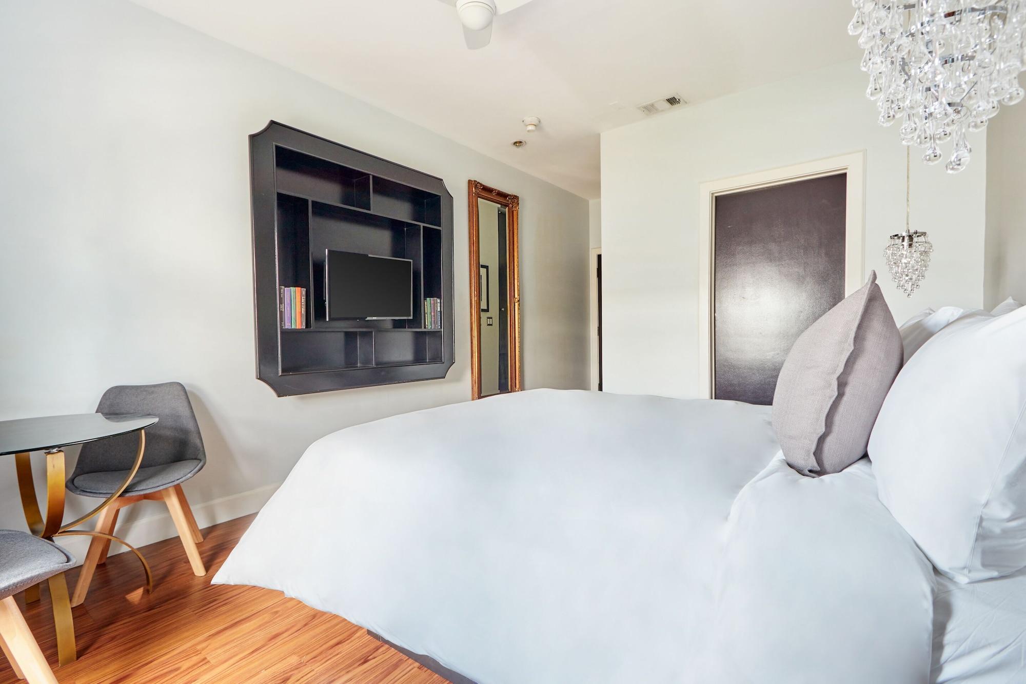 The Crescent Hotel Beverly Hills, Sonder 4*