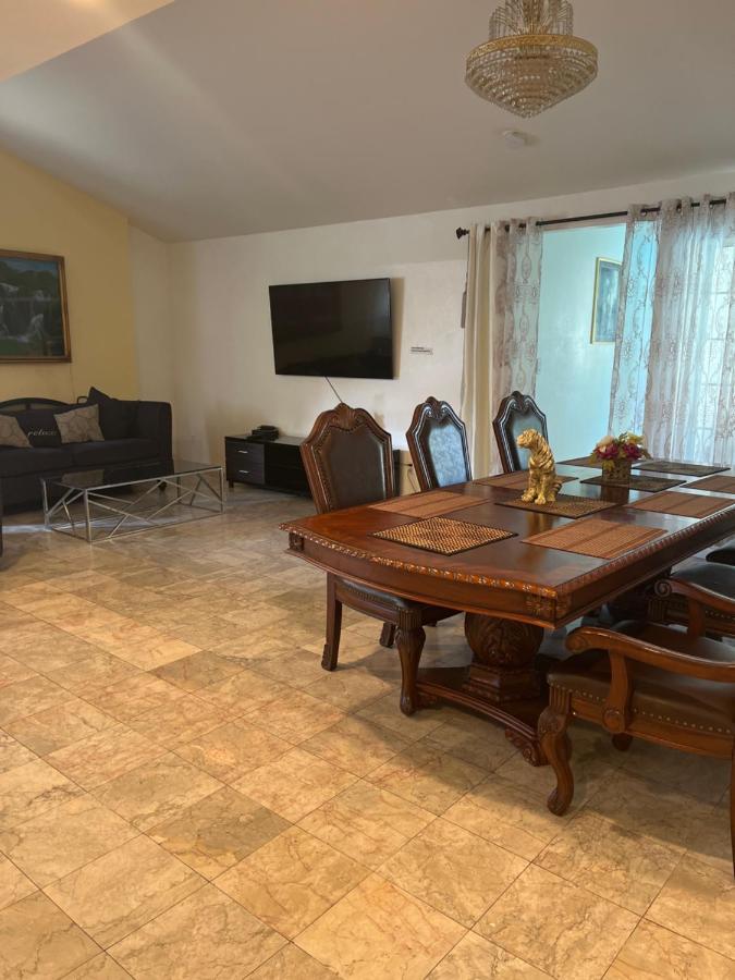 6 Bedrooms 3 Bathrooms Pool Holiday home *