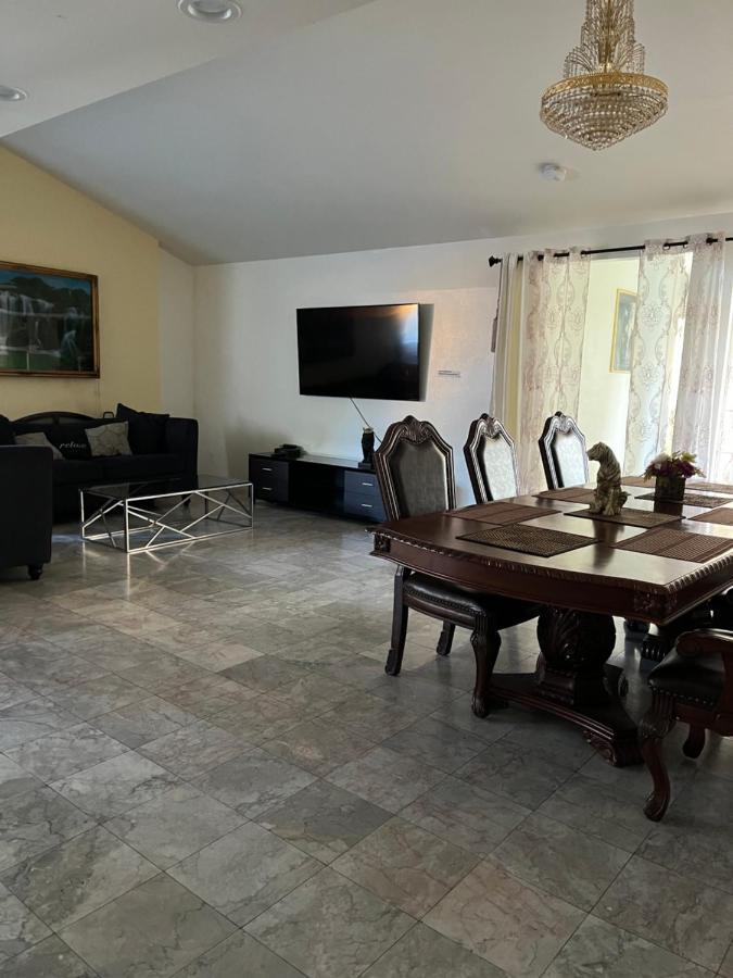 6 Bedrooms 3 Bathrooms Pool *