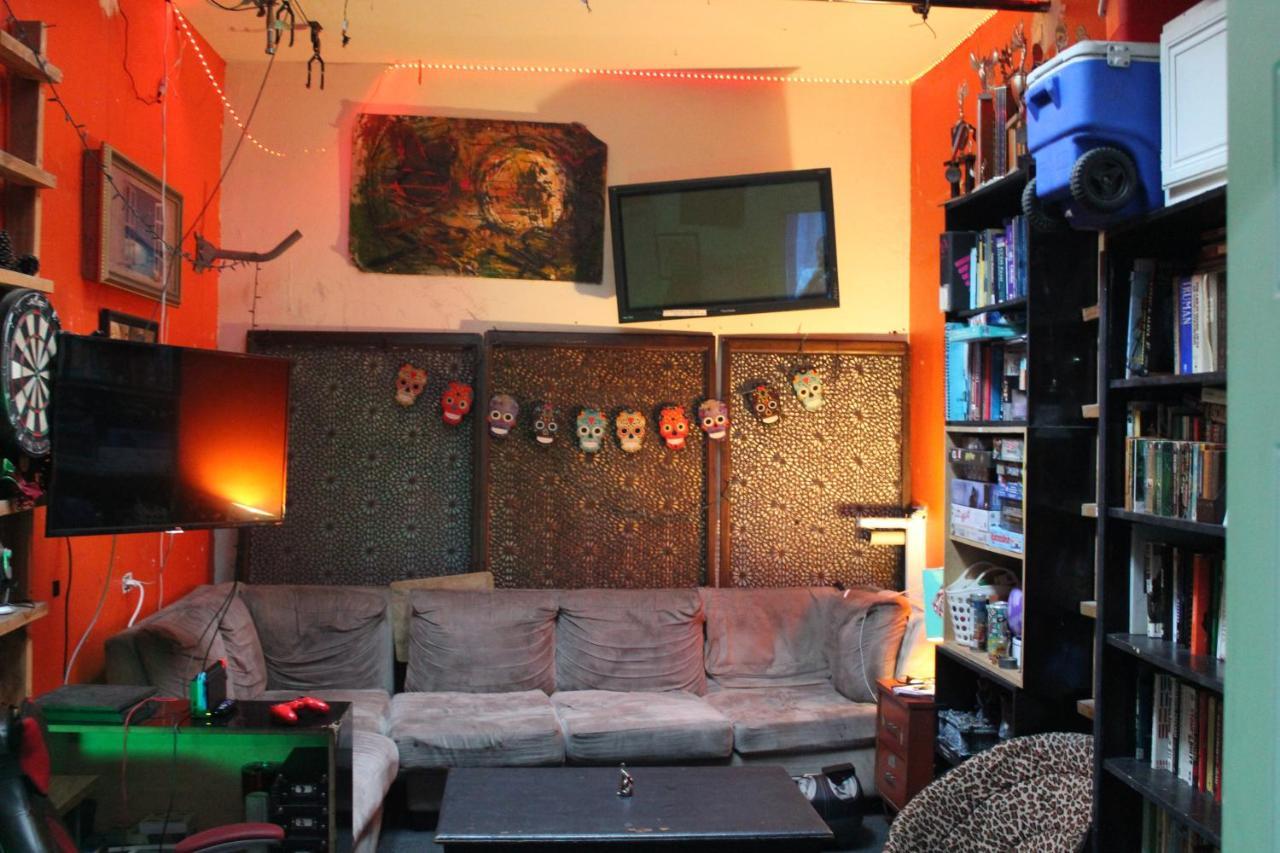 Artist Housing - Downtown Hostel