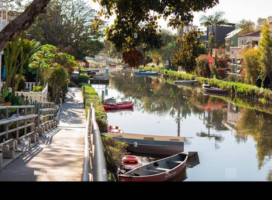 3 Bedrooms On Venice Canal. Pousada