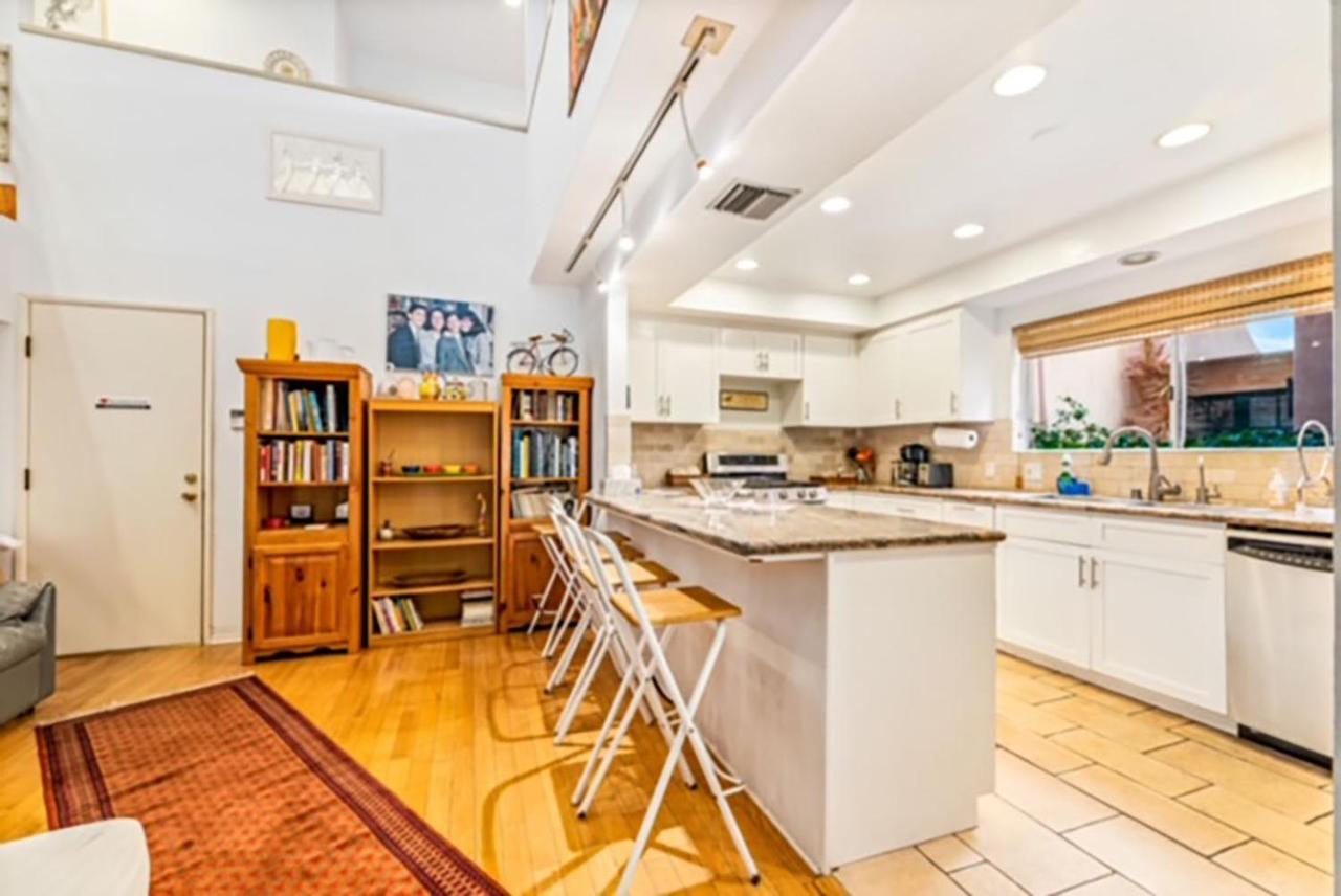3 Bedrooms On Venice Canal. *