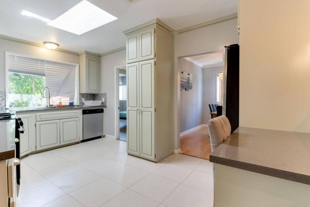 Woodland Hills Charmer