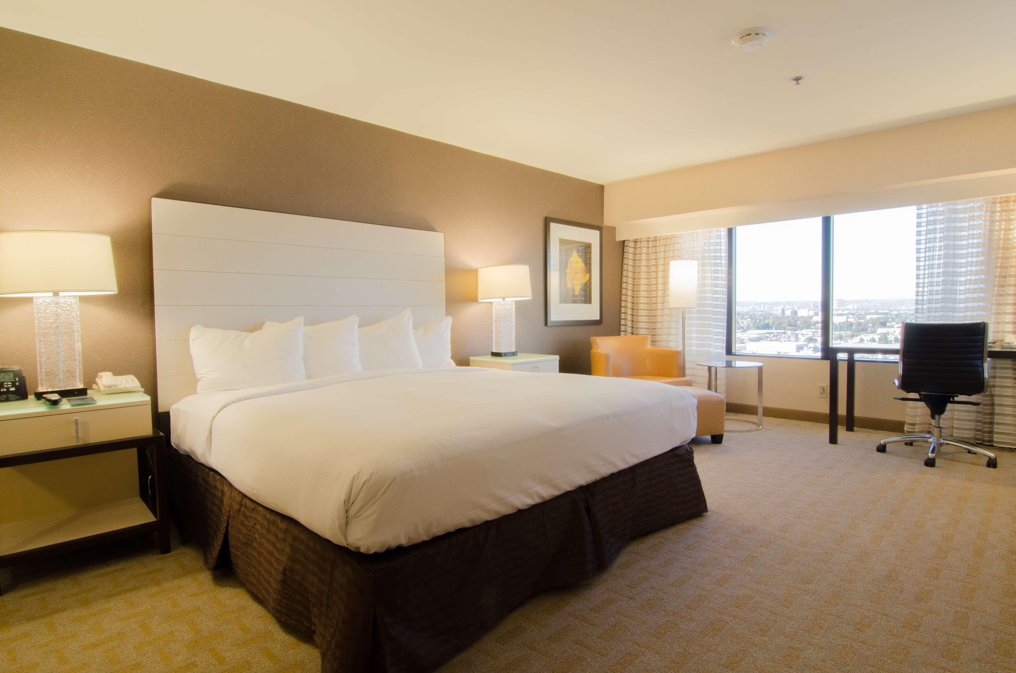 Hilton Angeles Airport Hotel 4*