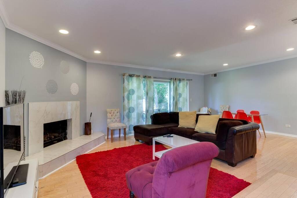 Woodland Hills Charmer