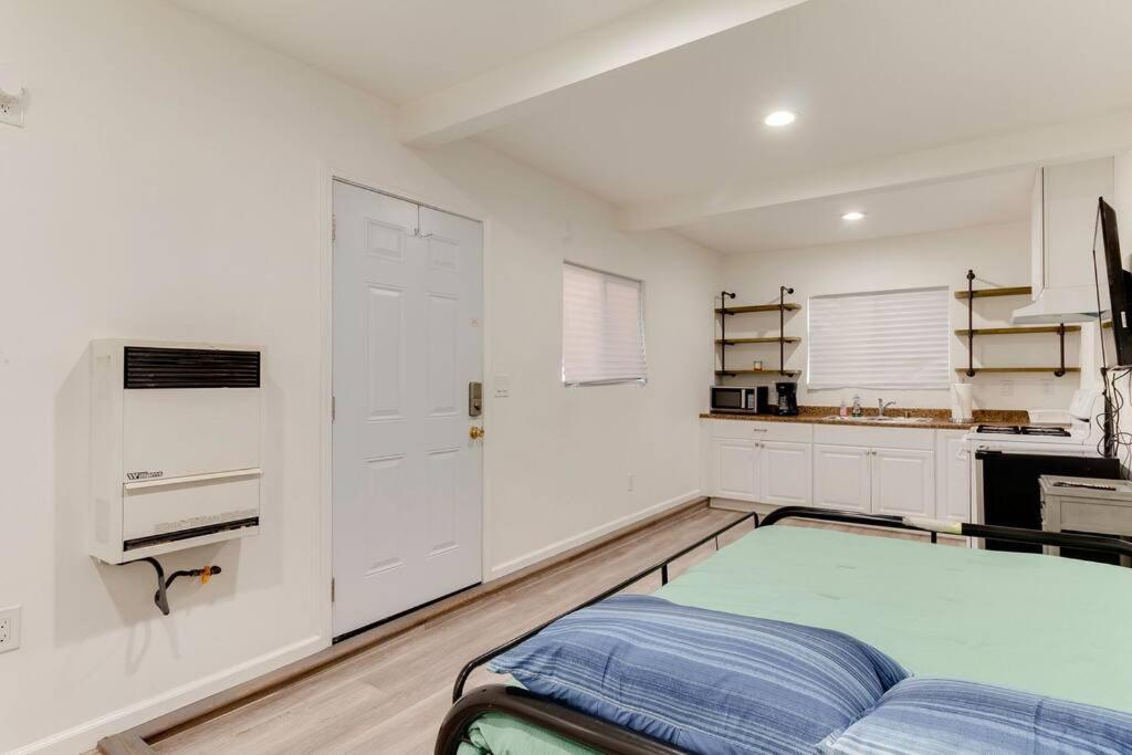 Large 5 Bedroom Charmer With Pool Holiday home Los Angeles