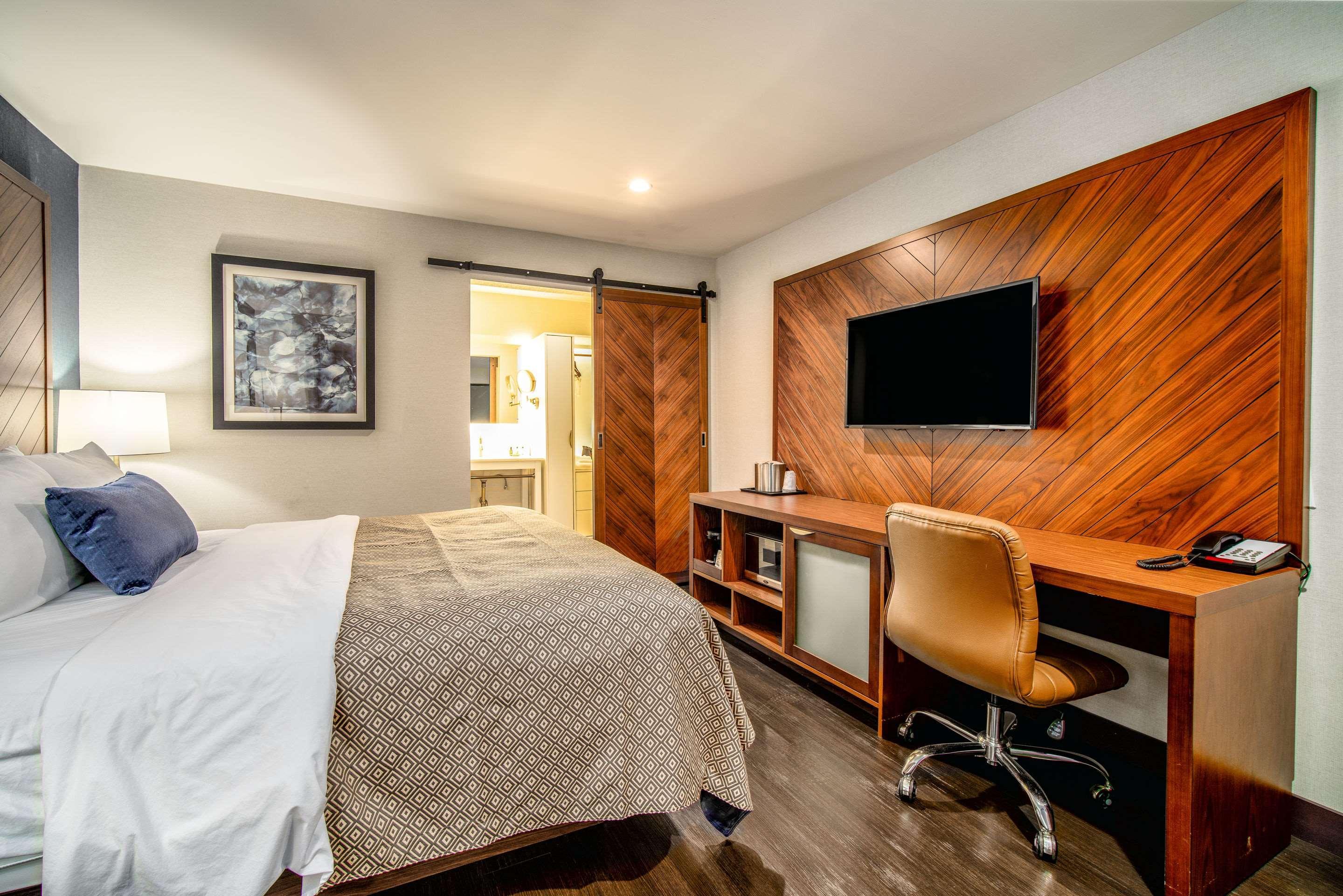 818 + Pool, Ascend Collection By Choice Los Angeles