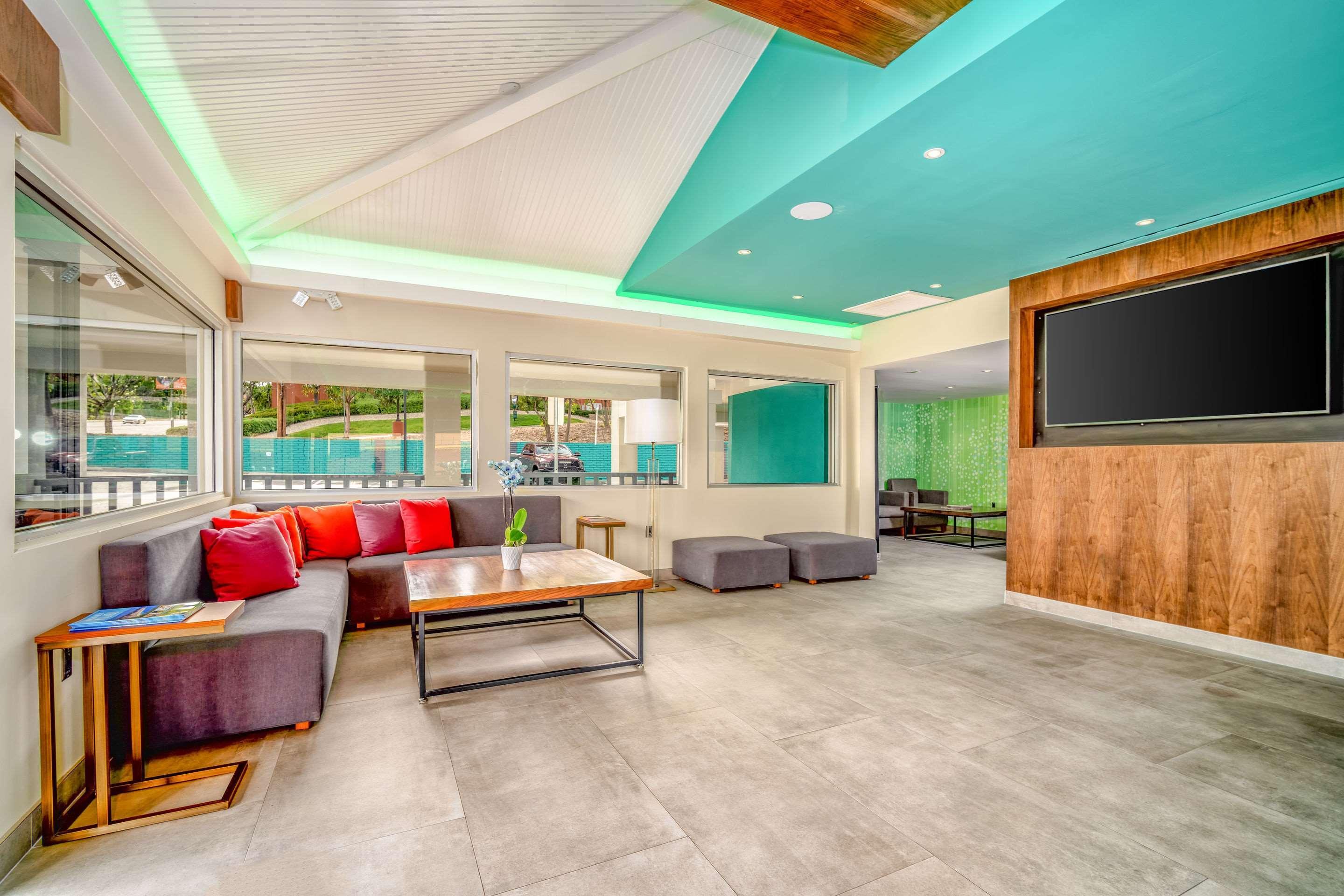 818 + Pool, Ascend Collection By Choice Hotel
