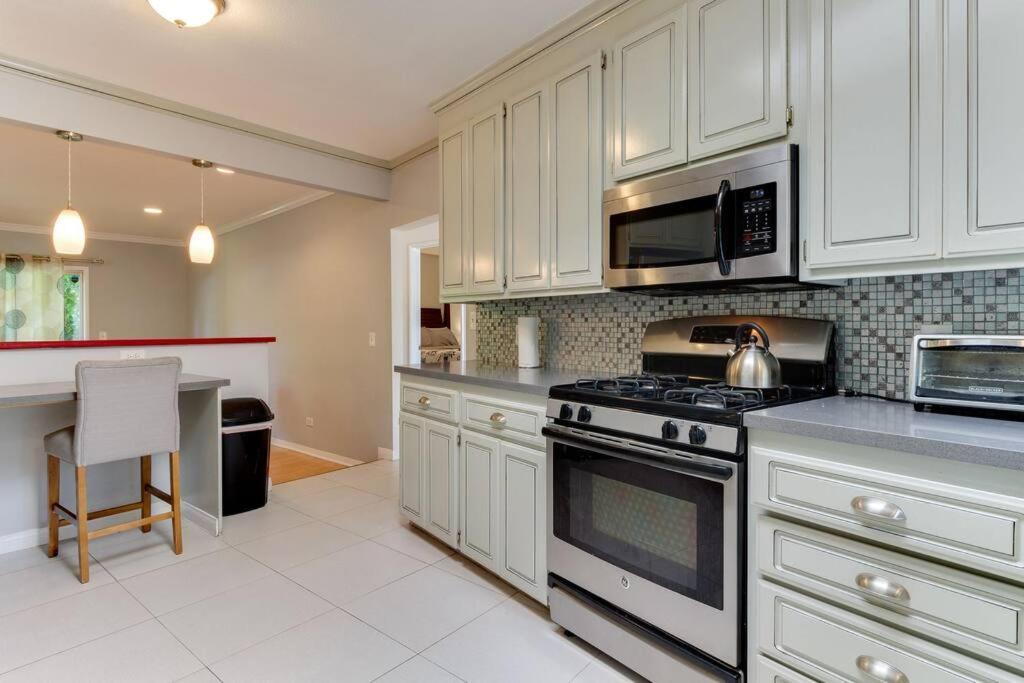 Woodland Hills Charmer Holiday home
