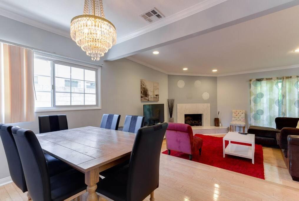 Woodland Hills Charmer Holiday home
