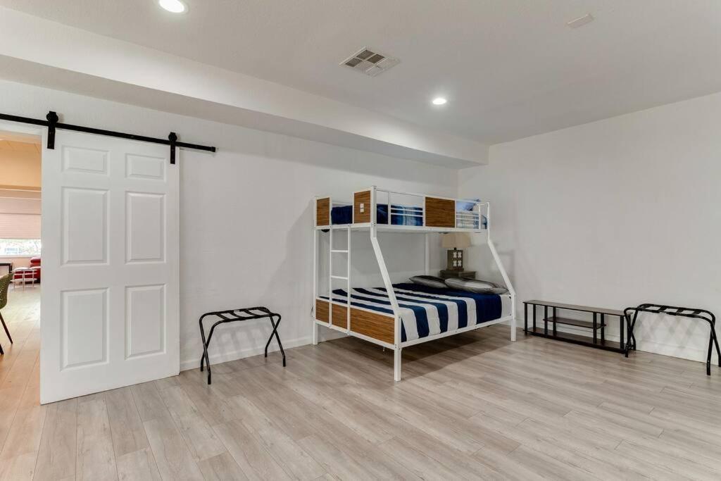 Large 5 Bedroom Charmer With Pool * Los Angeles