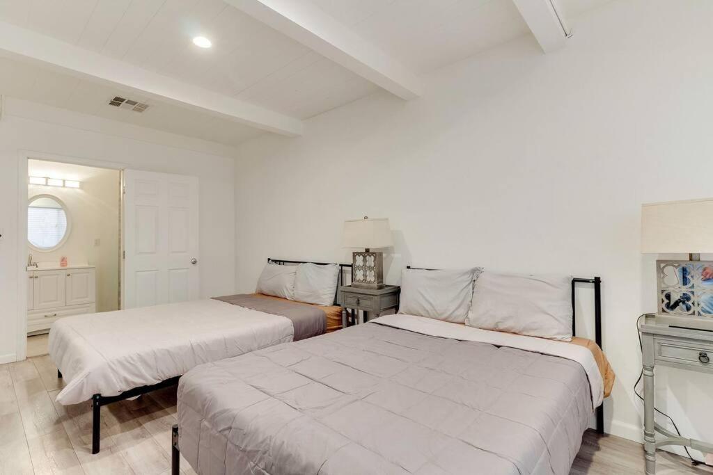 Holiday home Large 5 Bedroom Charmer With Pool *