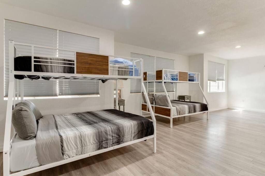 Large 5 Bedroom Charmer With Pool * Los Angeles