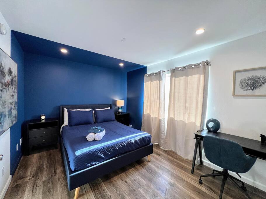 Hollywood Blue Habitat Holiday home