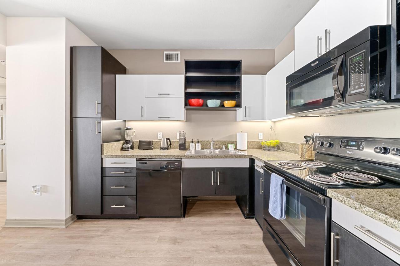 Apartment Marina View 2br Apt, Steps To W Gym, Pool & Parking