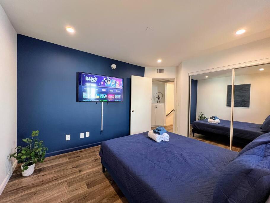 Hollywood Blue Habitat * Los Angeles